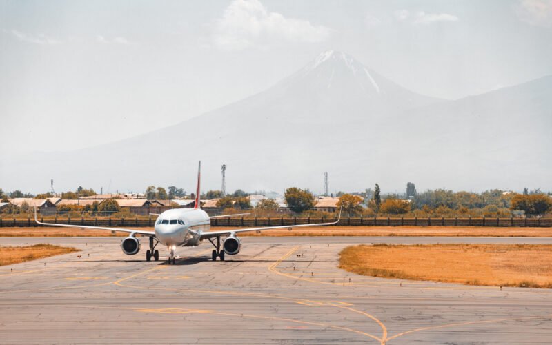 Un aereo sulla pista di rullaggio dell'aeroporto di Zvartnots con il monte Ararat sullo sfondo